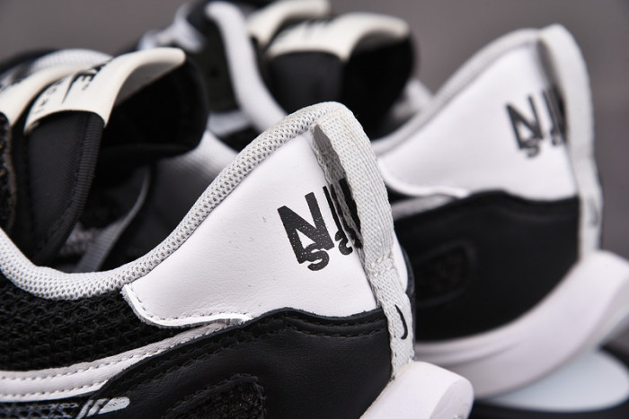 nike vaporwaffle sacai black white cv1363-001