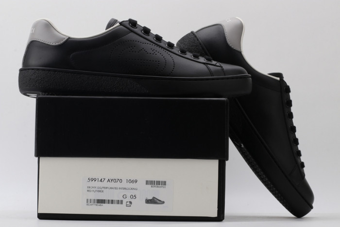 G*u*i* trainer sneaker56