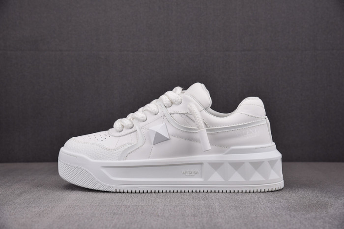 v*lentino garavani one stud sneakers m237036