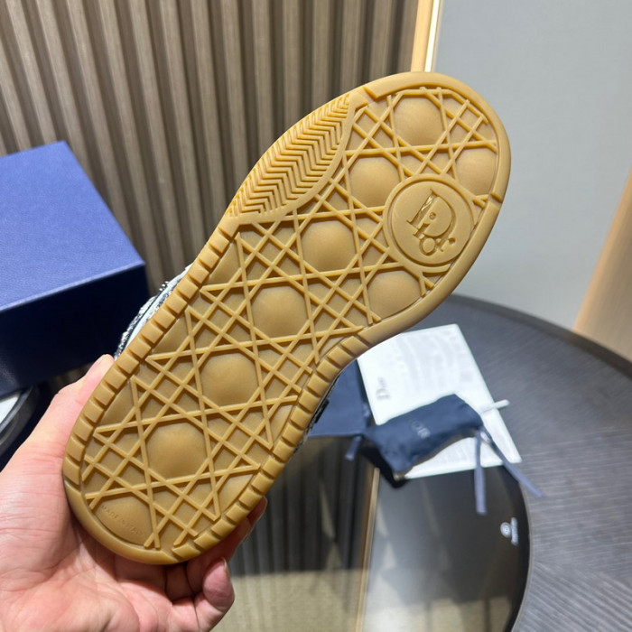 D10R B9s SNEAKER