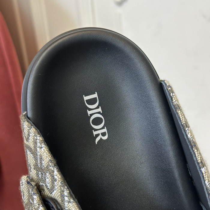 d10r sandal