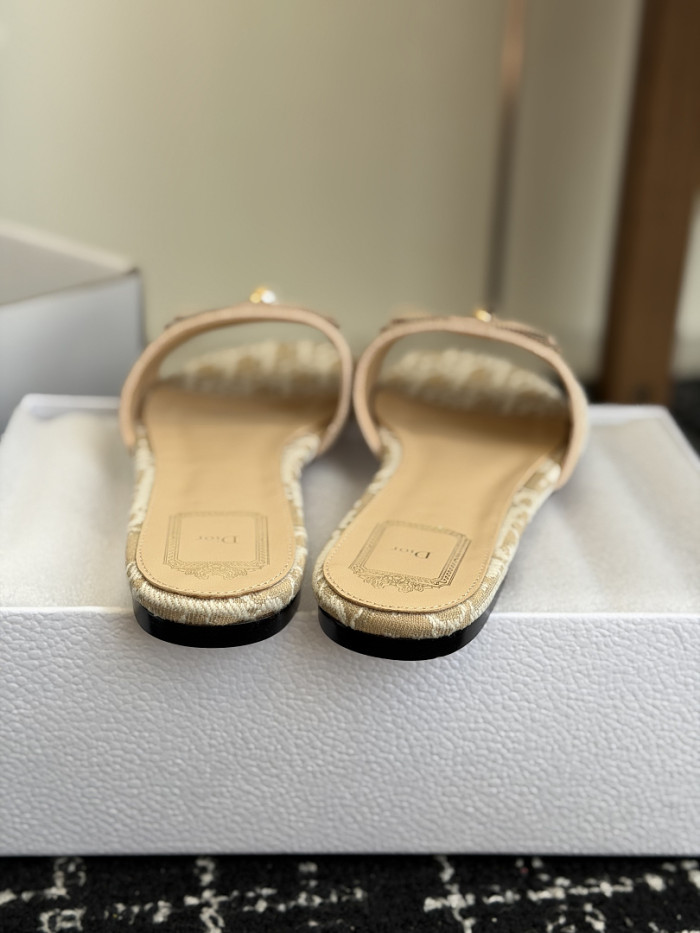 d10r sandal