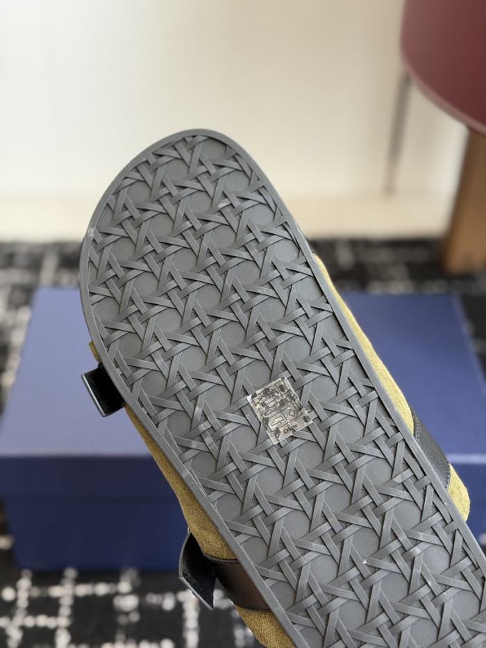 d10r sandal
