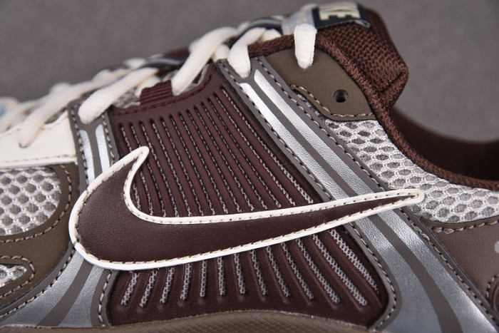 NIKE Zoom Vomero 5 