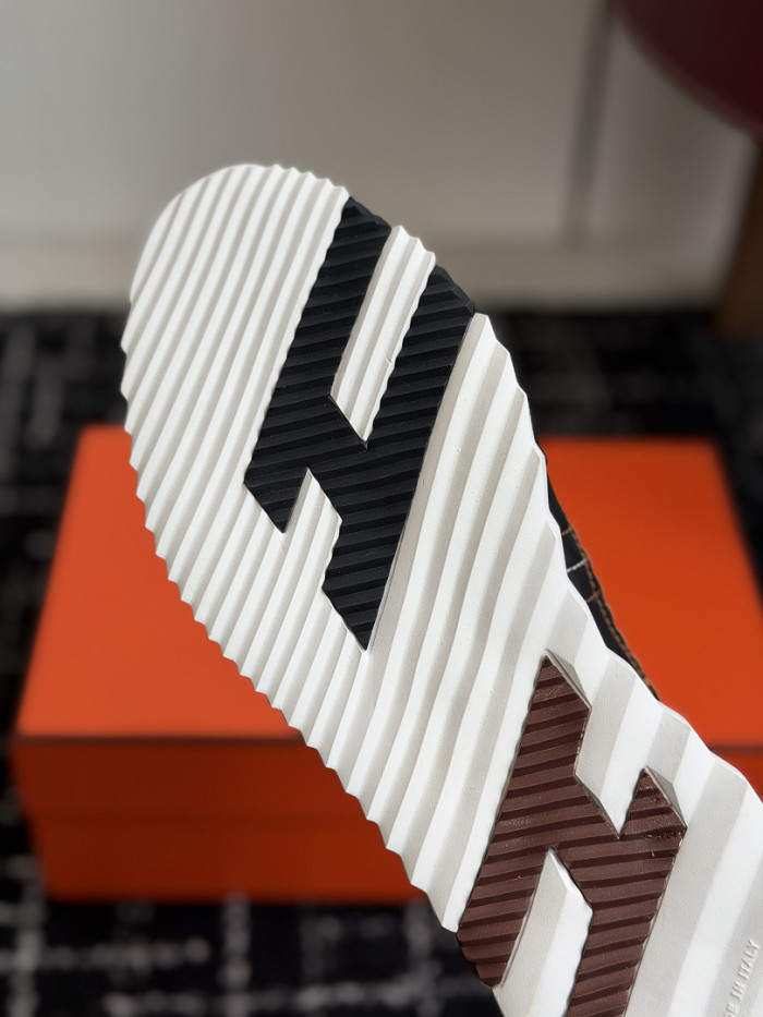 hms SNEAKER