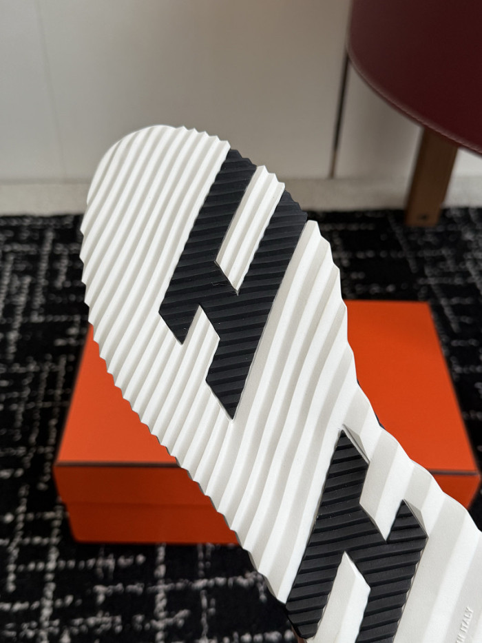 hms SNEAKER