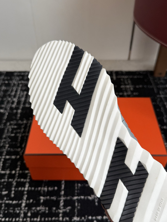 hms SNEAKER