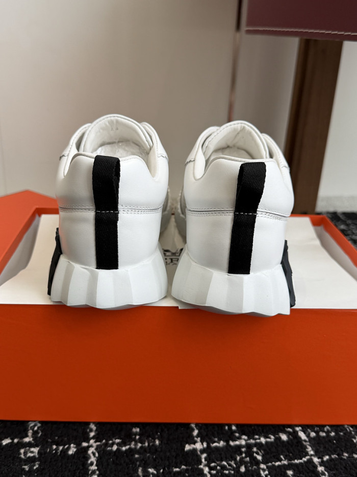 hms SNEAKER