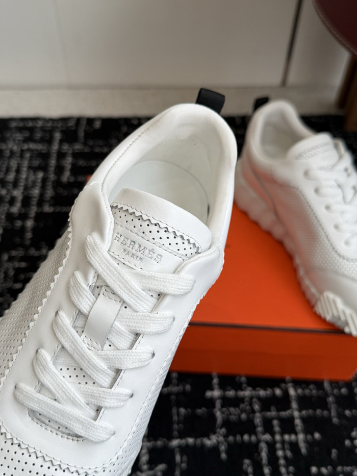 hms SNEAKER