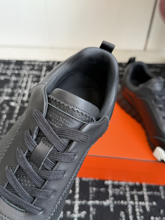 hms SNEAKER