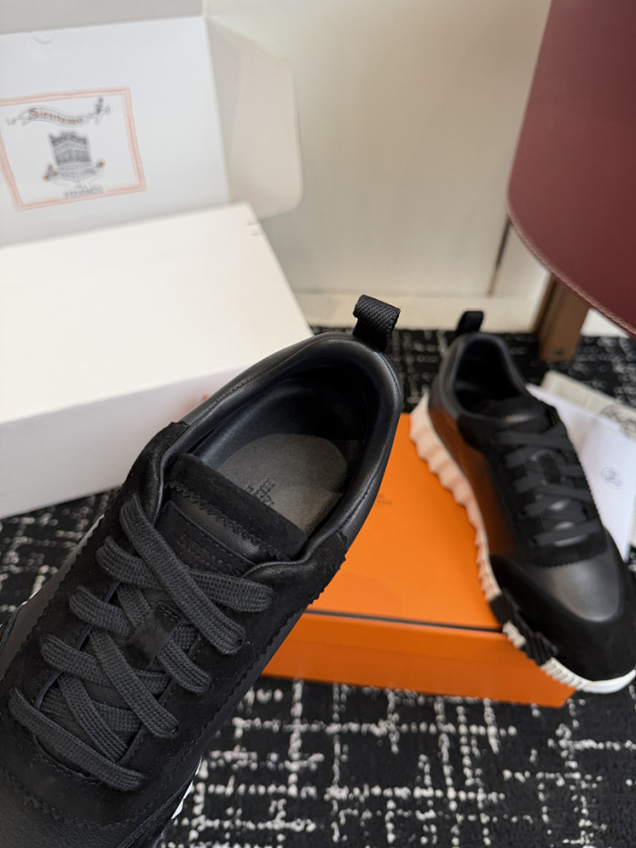 hms SNEAKER