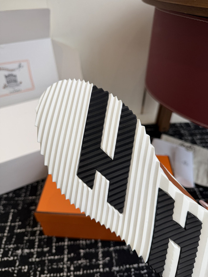 hms SNEAKER