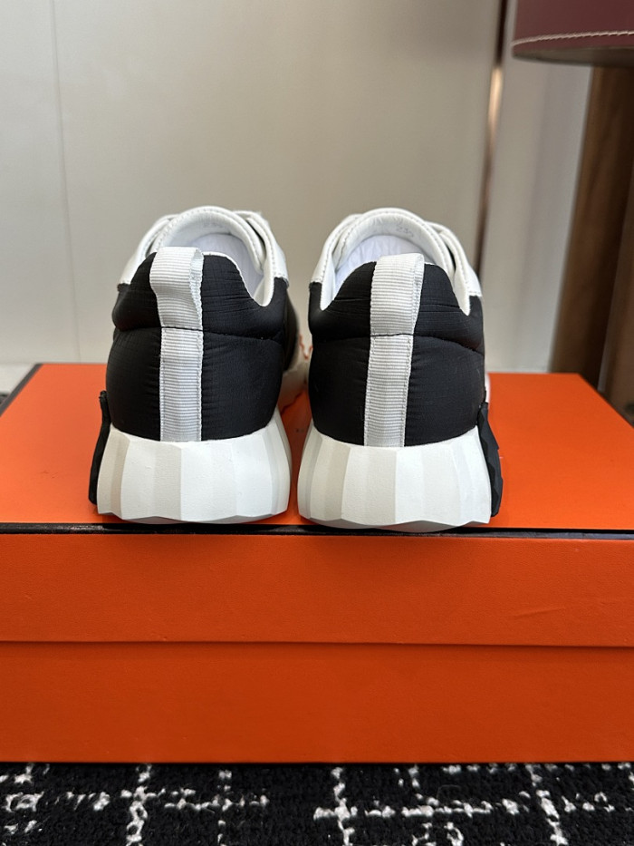 hms SNEAKER