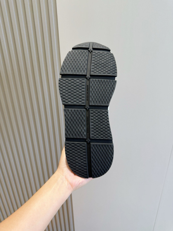 L0VT SNEAKER