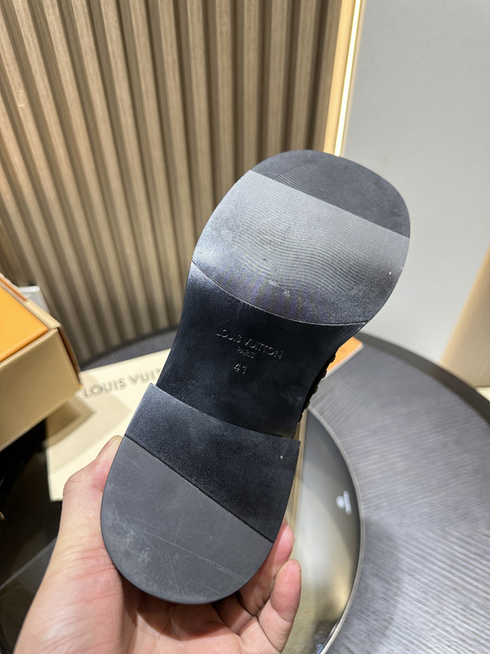 L0VT SNEAKER