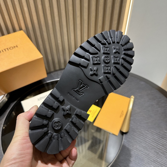 L0VT SNEAKER