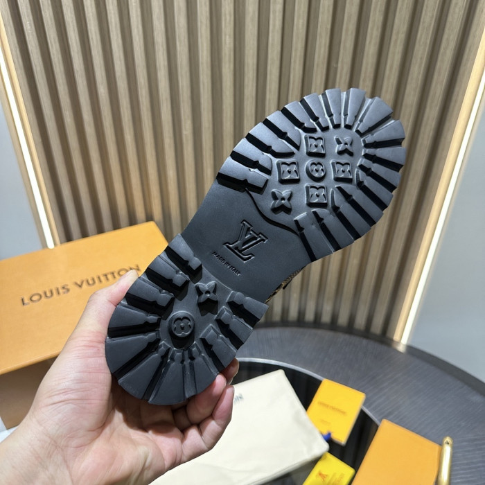 L0VT SNEAKER