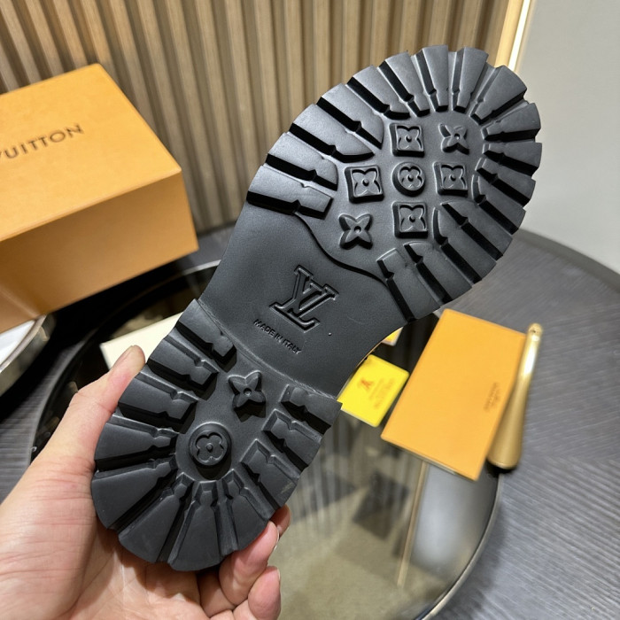 L0VT SNEAKER
