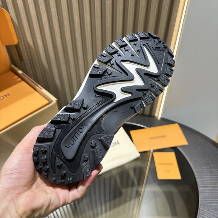 L0VT SNEAKER
