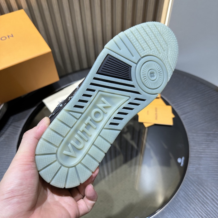 L0VT SNEAKER