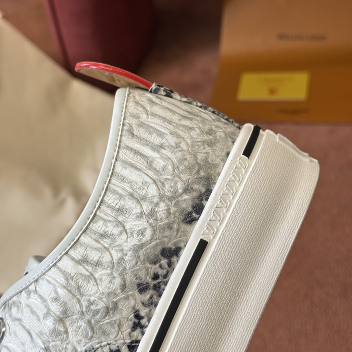 L0VT SNEAKER