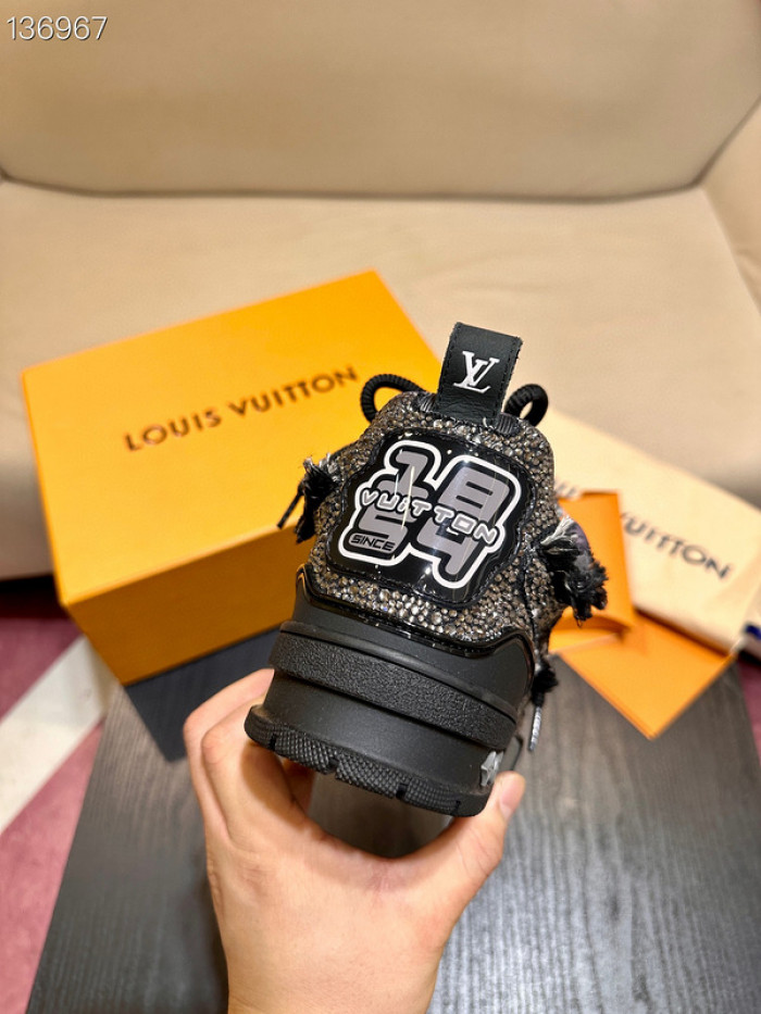 L0VT SNEAKER